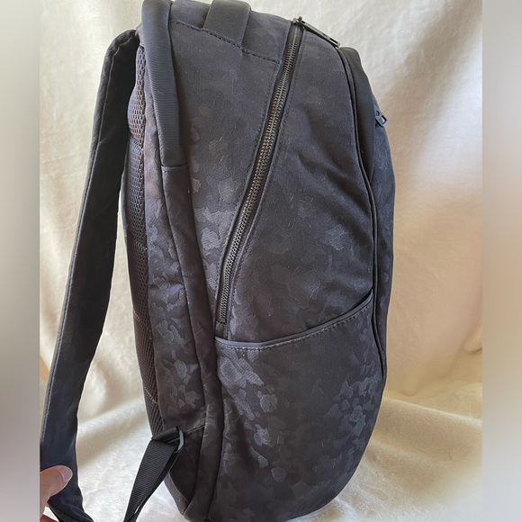 Lululemon Out Of Range Backpack in Camo Vol 20L - Picture 11 of 17
